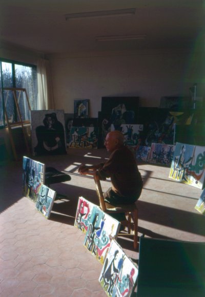 Pablo Picasso in zijn atelier omringd door zijn serie Le peintre et son modele door French Photographer
